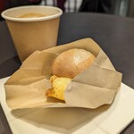 TOKYO PANINO AROMAFRESCA - チーズたっぷりたまごパン＋カフェラテ