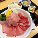 篭の鳥 - 生本マグロ五種丼定食 1980円
            （大トロ、中トロ、赤身、頭肉、中落ち）