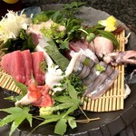Akadori Sumiyaki Daiyasu - まぐろ、いか、きびなご、水いか、ブリ、鰹が器に並びます。6種やん