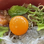 岬 丘の上食堂 - 漬けまぐろと卵黄アップ〜