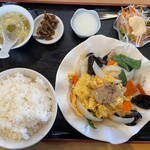 東方明珠飯店 - きくらげと卵の肉炒め定食