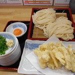 おに吉 - ざるうどん420円大盛150円・ごぼう天150円＆玉子60円トッピング（780円）