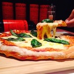 ラ・ディッシュ - 釜焼きピザ：マルゲリータとブリュモンワインのコラボ