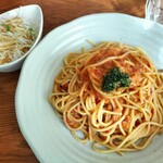 キューズ カフェ - 蟹のトマトクリームソースパスタと大根ツマのサラダ