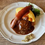 シェ クープル - 自家製煮込みハンバーグとロングウインナー添えオムレツライス♡