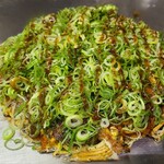 福丸 - 肉玉そば、刻み葱載せ(税込1,030円)
            ・茹で生中太麺(磯野製麺所)
            ・オタフクソース(フルーティーな甘み)
            ・焼き方:押さえない
            ・焼き上がりの形:綺麗な焼き上がり
            ・鉄板又は皿で食べる