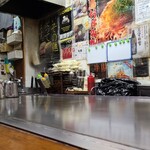 福丸 - 店内は「磯野製麺所」のポスターや「オタフクソース」のポスターが貼られており、長崎にあっても「広島」の押し出しが強いです(笑)
            お席は鉄板カウンター6席、小上がりに座鉄板テーブル4席×4卓の合計22席