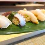 Kuzushi Sushi Kappou Kurage - 赤酢のシャリは小さめ
      それでも16貫は食べ応えありますね