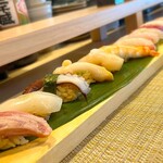 Kuzushi Sushi Kappou Kurage - 写真で見ると、奥のネタはわかんないねぇ…