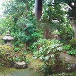 蕎麦処 多賀 - 座敷席から見た庭の眺め