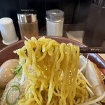 拉麺大公 - 黄色い卵麺はコシのある茹で上がり