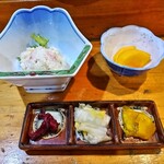 Ikesu Ajibaka - 付属のポテトサラダ・漬物・柿