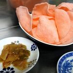 中華料理 相一軒 - 「ザーサイ」（300円）と「エビせん」（300円）