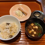 本城 - 【留椀】　赤だし　豆腐　なめこ　三つ葉
      【ご飯】　むかご菊ごはん　香の物