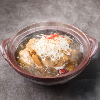 看板料理「参鶏湯」は必食。王道と独創性の本格韓国料理に舌鼓