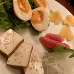nakameguro 燻製 apartment - 半熟玉子、チーズ、鱈子、たくあん、刺身豆腐の燻製からスタート