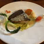 Saboten - 魚のメイン品(鯛のポワレ)。外がカリッとして中はホッコリふわふわ。ソースとの相性も良く、非常に完成度の高い一皿でした。