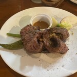 Saboten - 肉のメイン品(黒毛和牛のみすじ網焼き＋1100円)。ピリ辛のソースに副菜の万願寺唐辛子やカブ、インゲンなどの添え物も美味しくいただきました。肉のクオリティは高すぎて、目から鱗です。