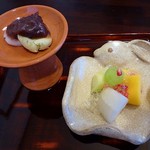 馳走なかむら - 月見団子と、ウサギを模した容器に入ったフルーツで、「中秋の名月」の季節感があらわされています