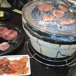 Taishibashi Sakaba Jounetsu Horumon - 牛タン、豚タンにキムチ盛合せ。