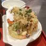 古奈屋 丸の内オアゾ店 - 季節のかき揚げ。彩り豊かな野菜にきのこや豆も入って香りが良くてサクサクでした