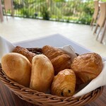 ジ・ウザテラス ビーチクラブヴィラズ - 朝食のパン　