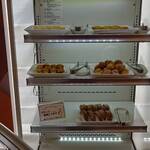 ベイクオーレ - プチガトーピスタチオ、さつまいもタルト、チーズケーキ、マロンロールケーキ、プチシュー