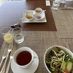 ジ・ウザテラス ビーチクラブヴィラズ - フレッシュジュースにサラダ