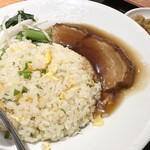 横浜中華街 景珍樓 - 豚バラ肉の角煮のせ炒飯