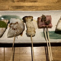 炭火焼イタリアン 海串 ブラーチェ - ブリ、イカ、エリンギ、ベーコンホタテ巻き、山芋 炭火焼イタリアン 海串 ブラーチェ - ブリ、イカ、エリンギ、ベーコンホタテ巻き、山芋