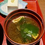 ときわ - カツ丼には味噌汁と冷奴が付きました♪
            写真には写ってませんが、刻んだたくあんも一緒でした。