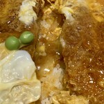 ときわ - 〝箱崎名物 カツ丼〟
たまごは余りかき混ぜず、白身は透明感を残した仕上がりです♪
グリーンピースがポイント高し！