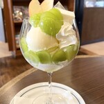 岡山珈琲館 - シャインマスカットとレアチーズのパフェ