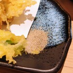 Sushi Izakaya Sendai - 天ぷらは添付の塩で