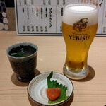 Sushi Izakaya Sendai - 一杯目の生ビールはエビス、お通しはシジミ汁と一口明太子