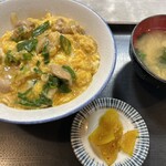 お食事処 淀ヤ - 親子丼（漬物、味噌汁付き）
730円