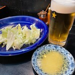 Sengoku Yakitori Ieyasu - 付け合わせのキャベツと生ビール