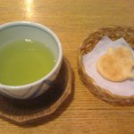 お茶&おせんべい