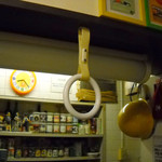 キハ - カウンターにはつり革