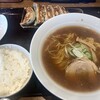 北海道らーめん 伝丸 - 旭川醬油ラーメン　¥390-（税込）と餃子と小ライスのセット　¥250-（税込）