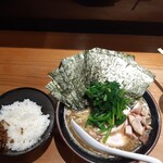 中華蕎麦 ひら井 - 豚骨醤油ラーメン、生ほうれん草増し、海苔増し　と心遣い