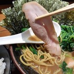 中華蕎麦 ひら井 - 燻製のかかったチャーシュー　分厚さを含めて存在感
