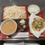 古奈屋 丸の内オアゾ店 - 季節のかき揚げもりうどん。冷たい麺を温かいカレースープや冷たい醤油出汁に漬けて頂く。かき揚げも同じように漬けて楽しめる！