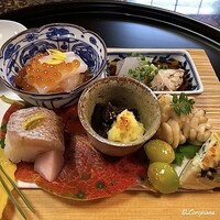 日本料理 新茶家 - ボタン海老､障泥烏賊のいくら掛け､皮剝と肝のポン酢､春子鯛の小袖ずし､香茸の黄身卸し､くもこの磯辺焼､焼銀杏､松傘けんちん焼