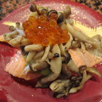 太助寿司 - 炙ったサーモンに緑色の酢味噌みたいなのをつけて、イクラと炒めたしめじを乗せたもの