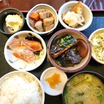 一魚一栄 - 博多おばんざい定食。おかずが盛りだくさんですね。