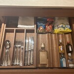 ジ・ウザテラス ビーチクラブヴィラズ - ポテトチップス、ナッツ、泡盛からウォッカ等も