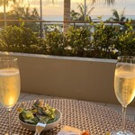 ジ・ウザテラス ビーチクラブヴィラズ - ラウンジでの生演奏を聴きながら