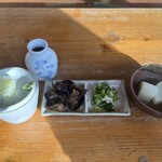 おんどりそば - つゆ、キクラゲ、おみ漬、ふろふき大根
