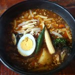 SAMA - 【2013年10月】ホルモンチーズ納豆カリー（辛さ5番）＠1,180円。